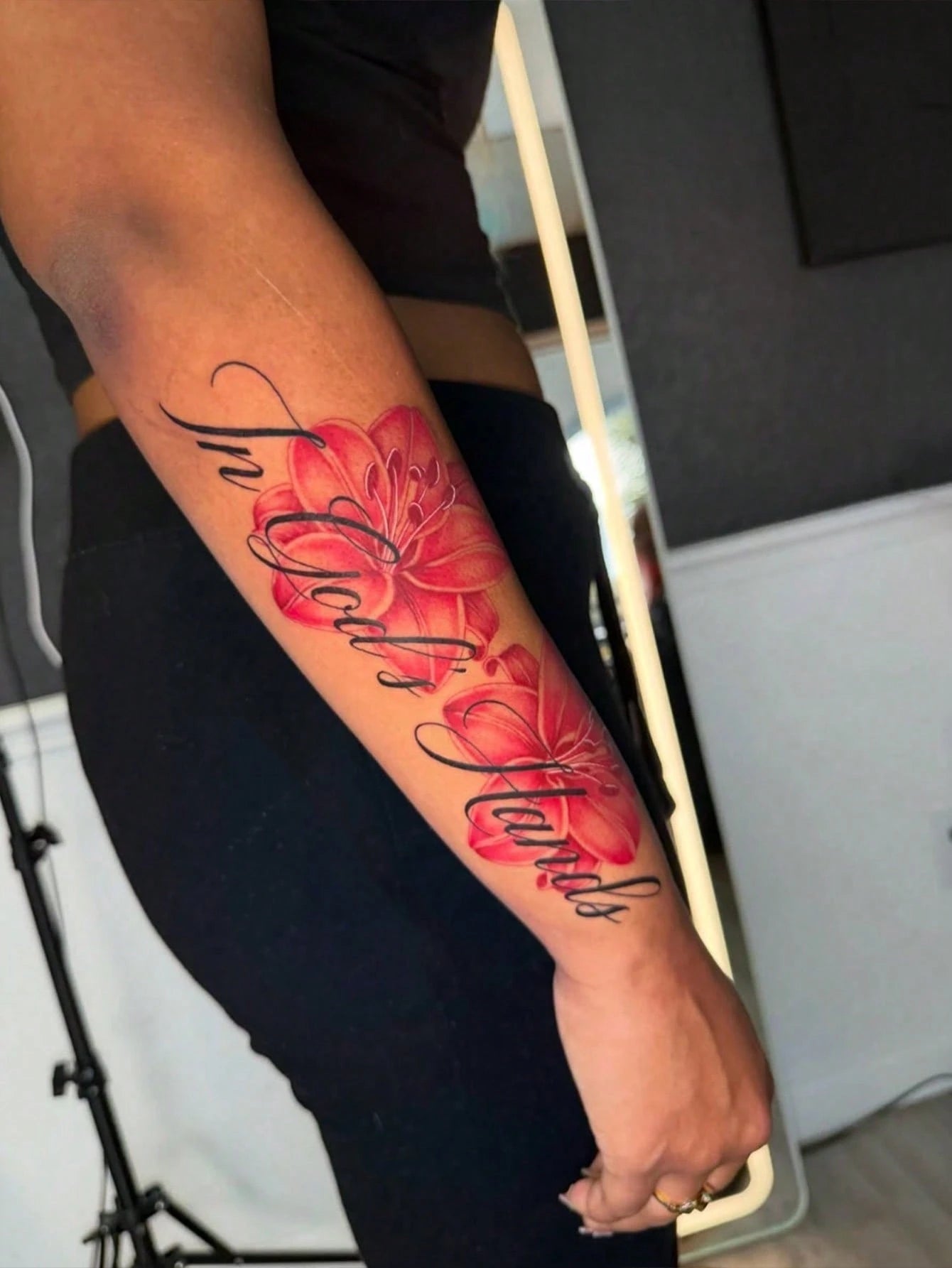 1pc Valentine's Day Limited Edition Y2K Style Red Lily Flower & English Letter Waterproof Sweatproof Washable Temporary Tattoo, Suitable For Arm & Shoulder, Realistic 3-5 Days Lasting