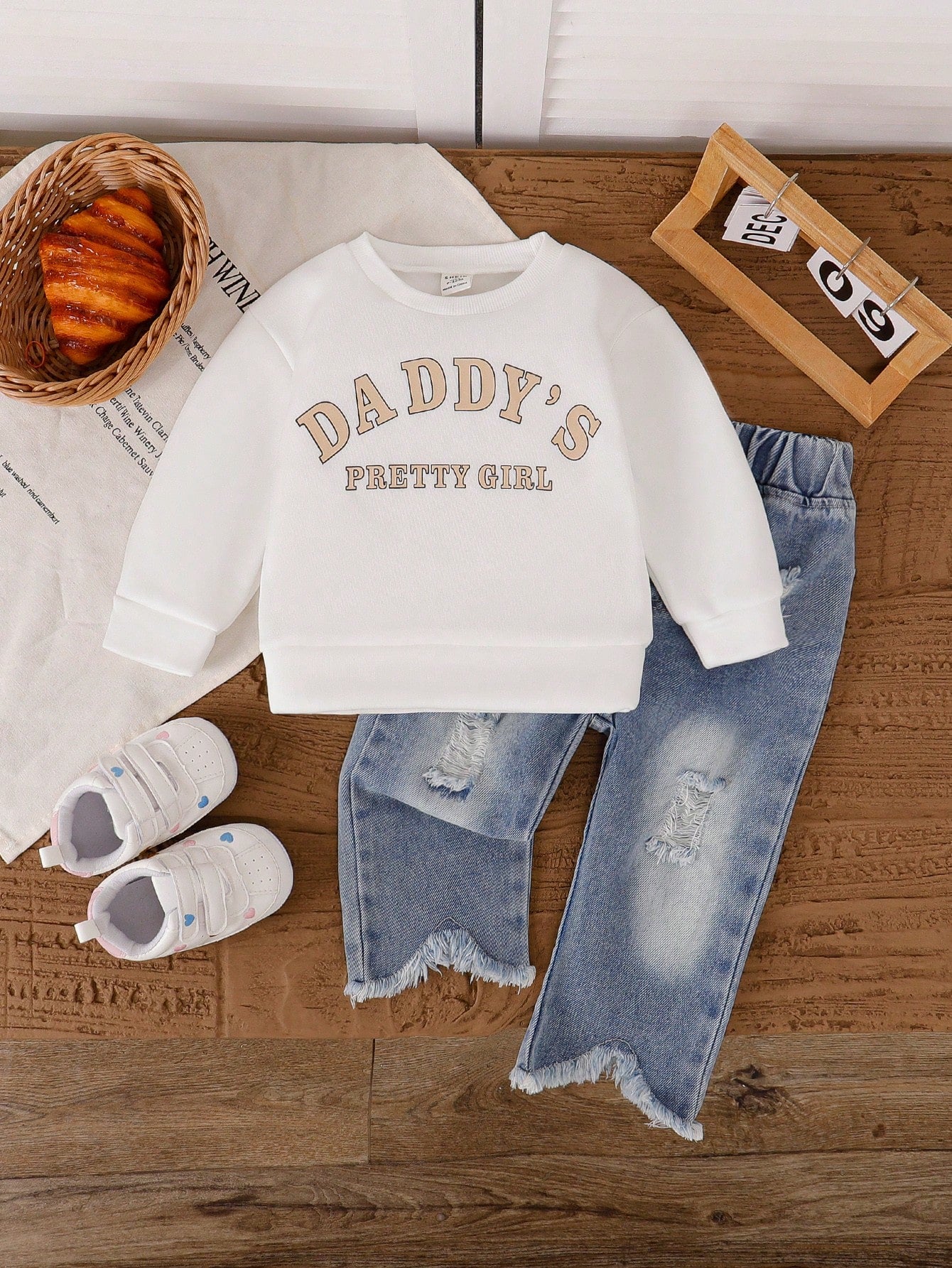 2pcs Baby Girls' Autumn Winter White Japanese Sweatshirt Fabric Round Neck English Print Jeans Pants V-Shape Leg Niche Fashion Simple Cute Casual Set