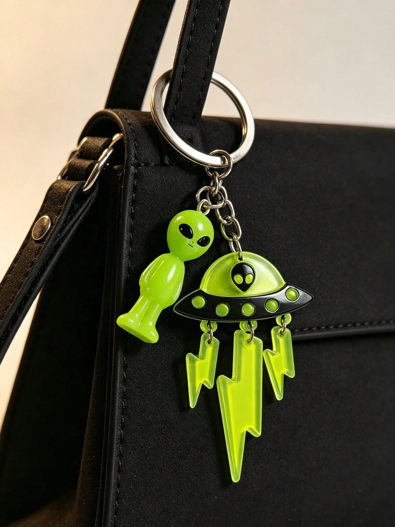 Cute Glowing Alien UFO Keychain, Phone Lanyard, Gift For Friends, Cartoon Alien Pendant For Bags, Earphone Case, Pendant Accessory (Card Not Included)