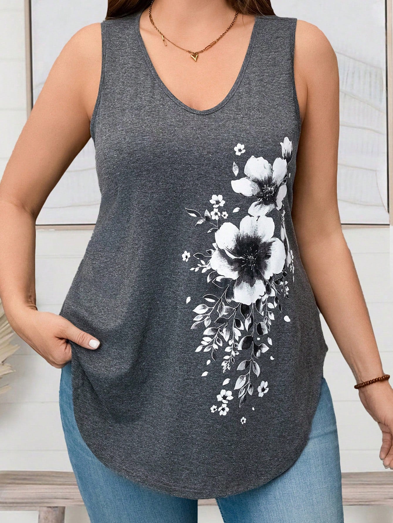 EMERY ROSE Plus Size Women's V-Neck Sleeveless Curved Hem Floral Patchwork Casual Top, Suitable For Spring And Summer Wear.
