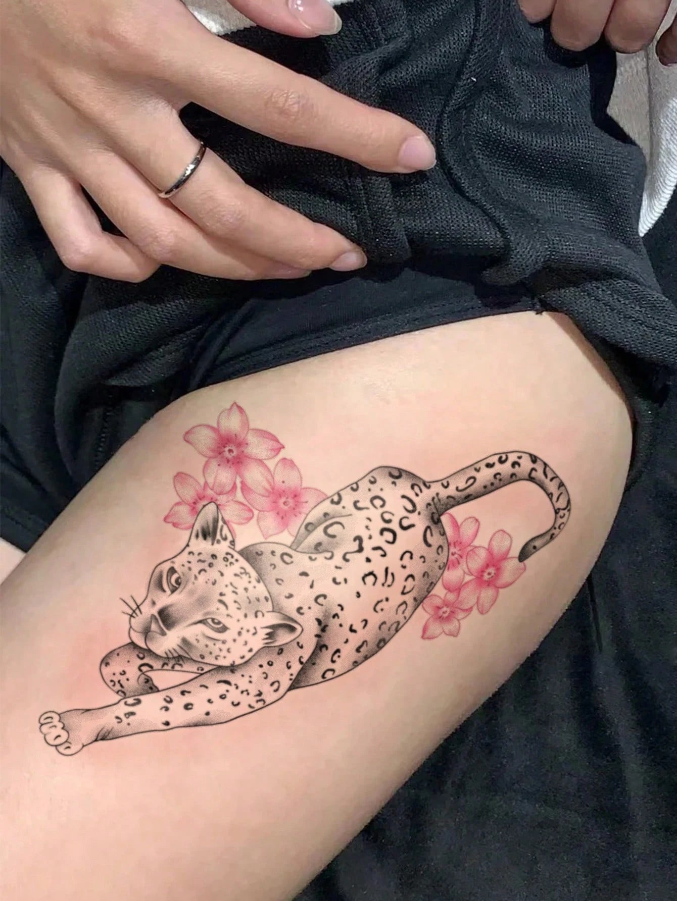 One Temporary Tattoo Sticker With A Y2K Style Cherry Blossom And Cheetah Design. Waterproof, Sweatproof, Washable, And Non-Reflective. Suitable For Arm And Shoulder Tattoos, Perfect For Individuals. L