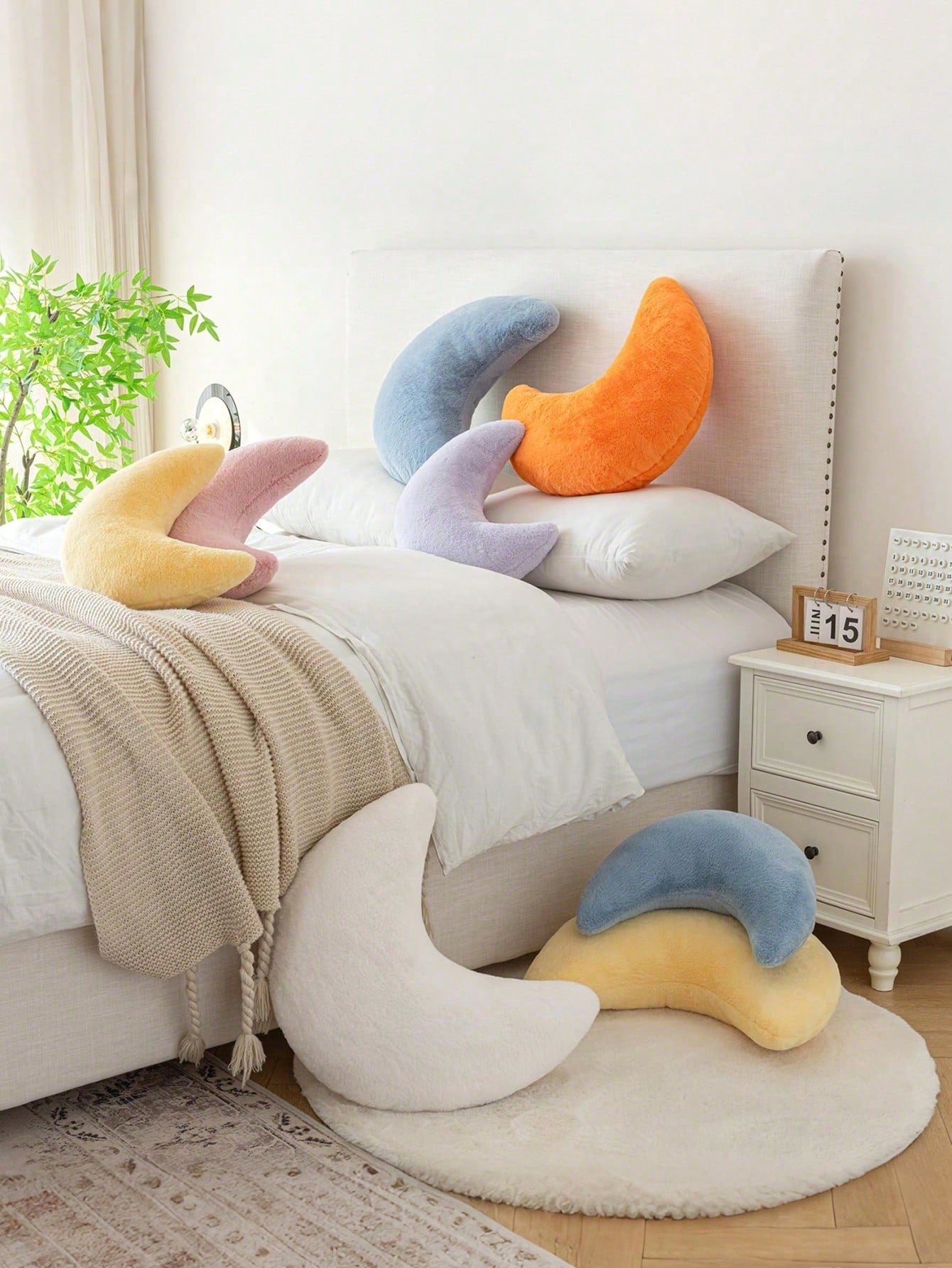 1 Moon-Shaped Decorative Pillow, Soft Faux Rabbit Fur Material, Suitable For Bed And Sofa, Moon-Shaped Plush Rug, Suitable For Living Room, Bedroom, Outdoor, Fall Thanksgiving Halloween Gifts Room Dec