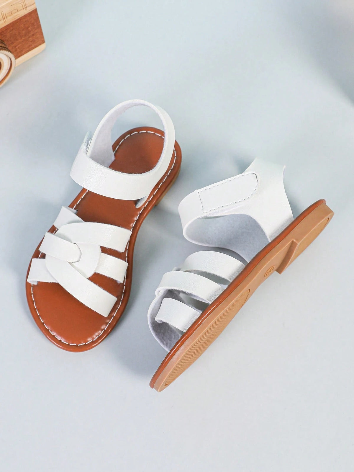 1 Pair Brown Small Size Flat Sandals PU Braided Strap Buckle Hook And Loop Design Round Toe Open Toe Fashionable Cute Flat Sandals Suitable For 3-15 Years Old Girls Daily Casual Wear Spring Summer New