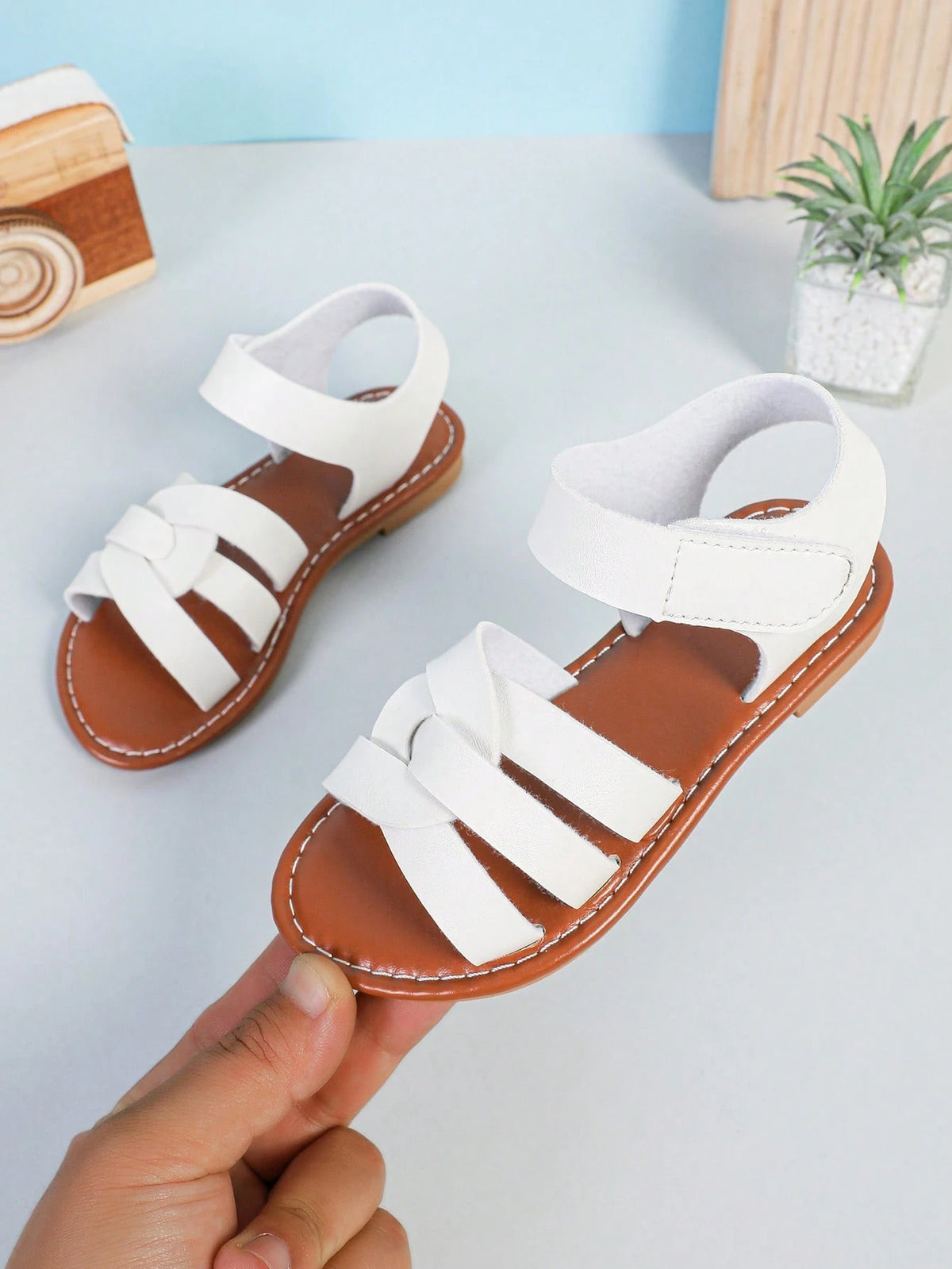 1 Pair Brown Small Size Flat Sandals PU Braided Strap Buckle Hook And Loop Design Round Toe Open Toe Fashionable Cute Flat Sandals Suitable For 3-15 Years Old Girls Daily Casual Wear Spring Summer New
