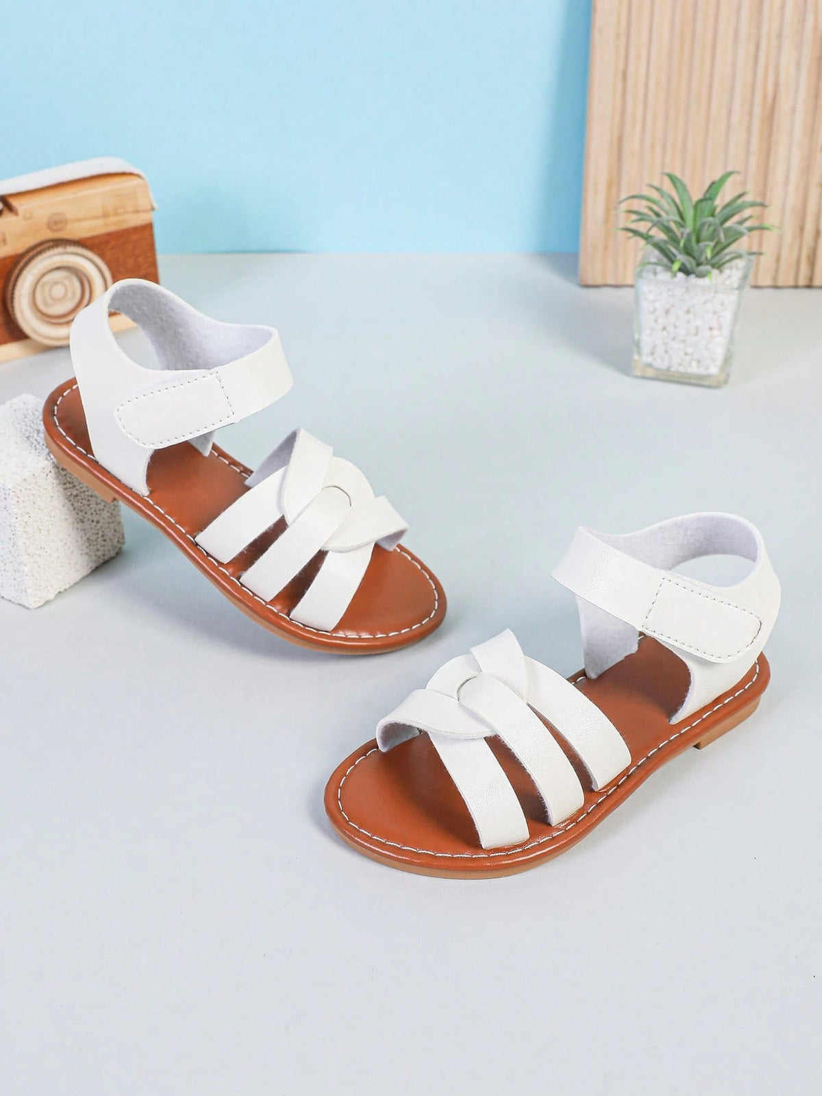 1 Pair Brown Small Size Flat Sandals PU Braided Strap Buckle Hook And Loop Design Round Toe Open Toe Fashionable Cute Flat Sandals Suitable For 3-15 Years Old Girls Daily Casual Wear Spring Summer New