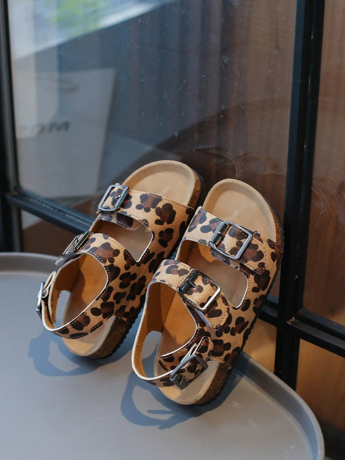 1 Pair Kids' Leopard Patterned, Embossed PU Sandals With Hook And Loop Strap, Non-Slip, Soft Flat Bottomed, Casual Summer Beach Fashion Shoes