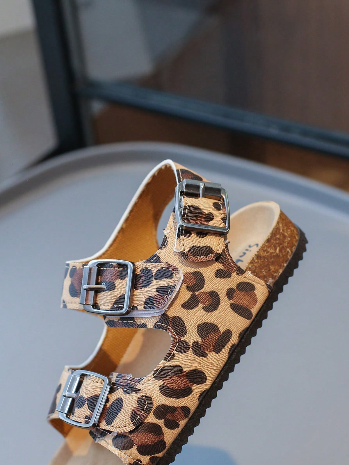 1 Pair Kids' Leopard Patterned, Embossed PU Sandals With Hook And Loop Strap, Non-Slip, Soft Flat Bottomed, Casual Summer Beach Fashion Shoes