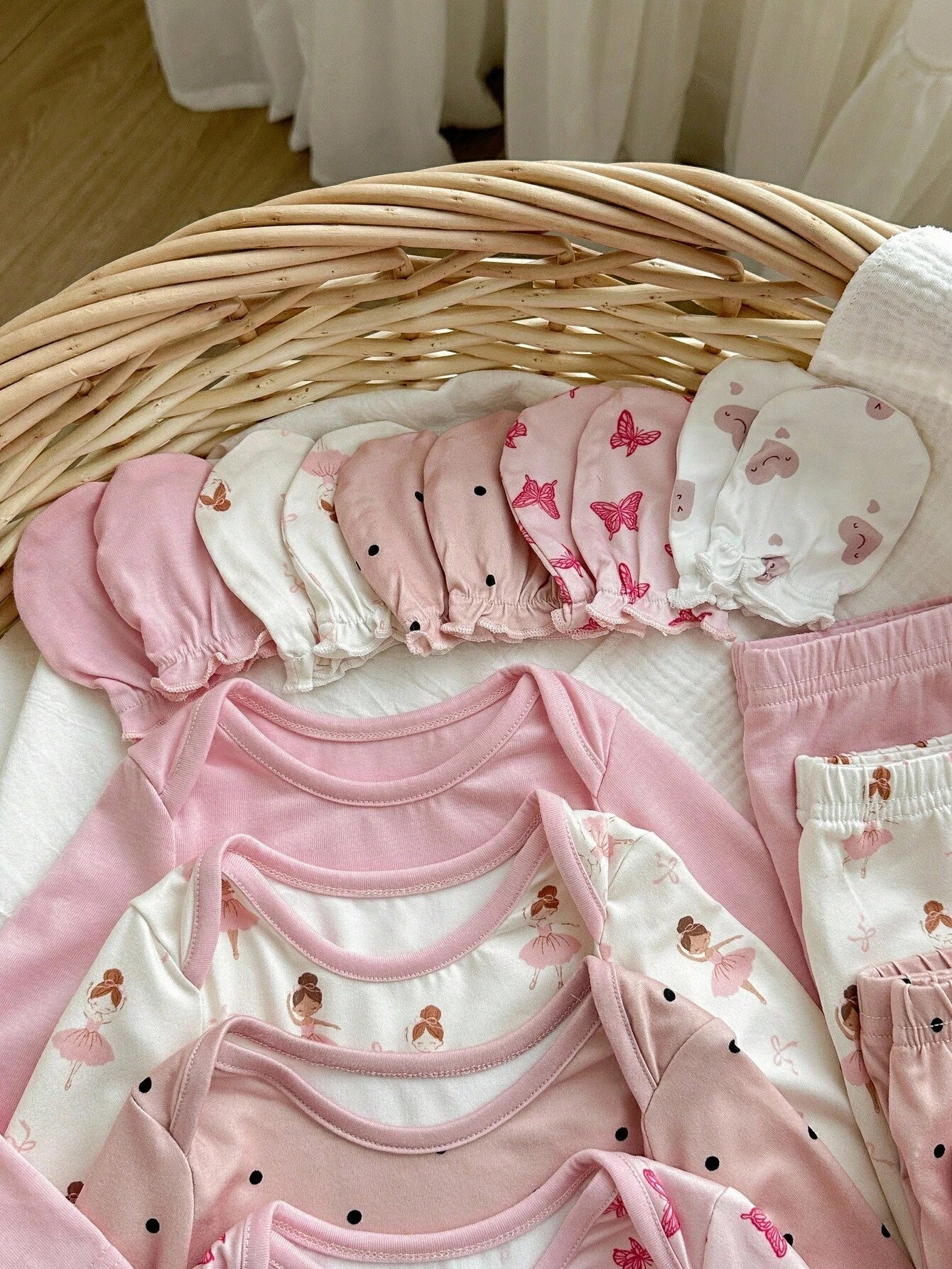 15-Piece Set Newborn Baby Girl Cute White Autumn Knitted Polka Dot Long-Sleeved Jumpsuit,Printed Trousers & Gloves,Family Matching Soft Winter Clothes