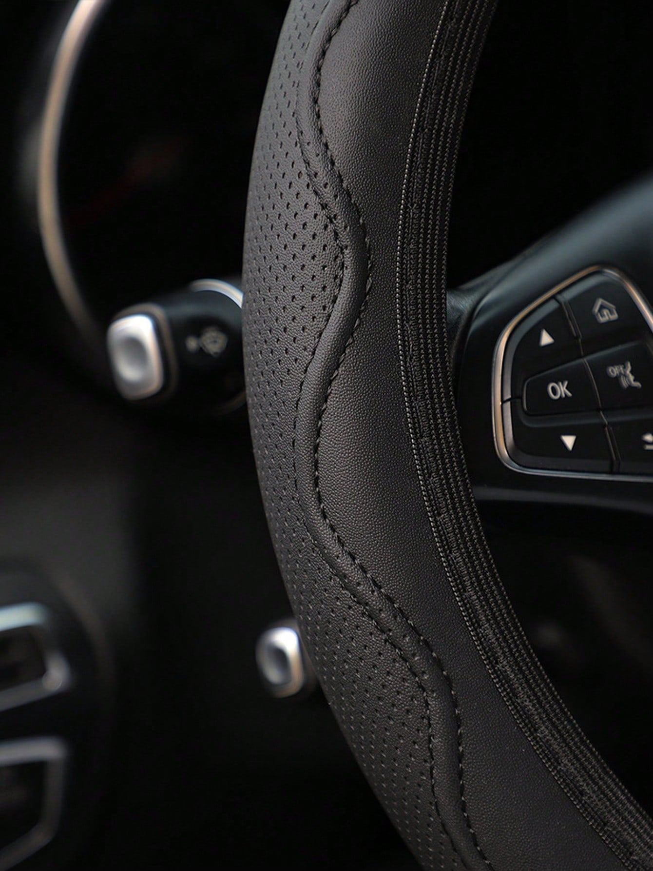 1Pc Embossed PU Car Steering Wheel Cover, Breathable Perforated Auto Steering Wrap, Universal Non-Slip PU Steering Protector For Most Vehicles Car Interior Accessory