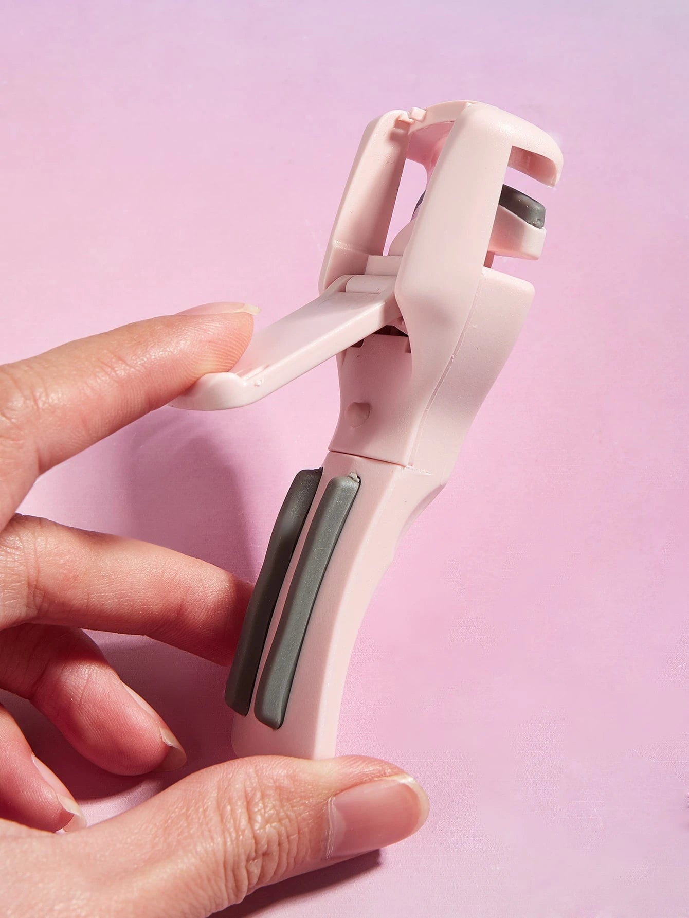 1pc Eyelash Curler,Eyelash Curler, Vegan Makeup Tool, Creates Eye-Opening & Lifted Lashes, Lash Curler Includes Additional Rubber Replacement Pad,Portable Compact Plastic Partial Makeup Curler,Makeup