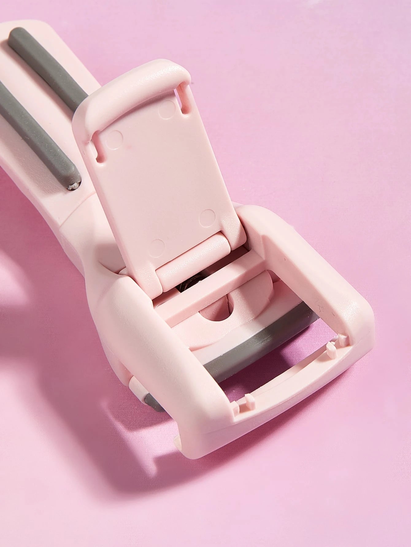 1pc Eyelash Curler,Eyelash Curler, Vegan Makeup Tool, Creates Eye-Opening & Lifted Lashes, Lash Curler Includes Additional Rubber Replacement Pad,Portable Compact Plastic Partial Makeup Curler,Makeup