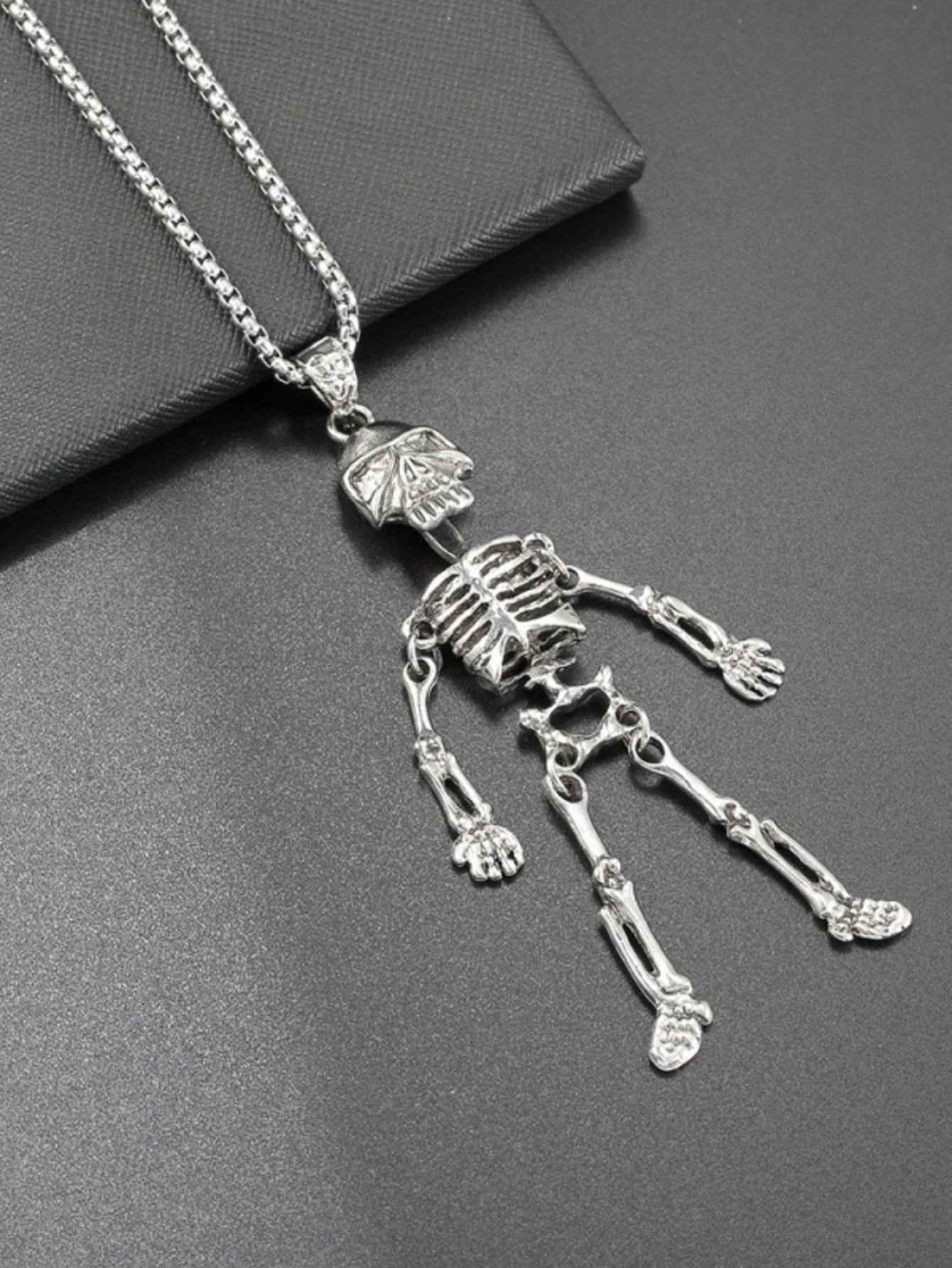 1pc Hip-Hop Style Joint Skeleton Car Rearview Mirror Hanging Ornament, Box Chain Decoration, Fashion Car Interior Accessory, Dual-Use Car Interior Styling And Daily Wear Jewelry Decorative Accessory