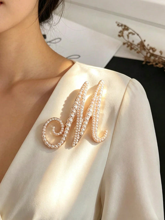 1pc Minimalist Elegant Pearl Letter Brooch, Suitable For Accessorizing Sweaters, Coats, Suits In Autumn/Winter, Can Decorate Shirt Collars, Bags, Scarves, Hats, Hair Accessories, Suitable For Office