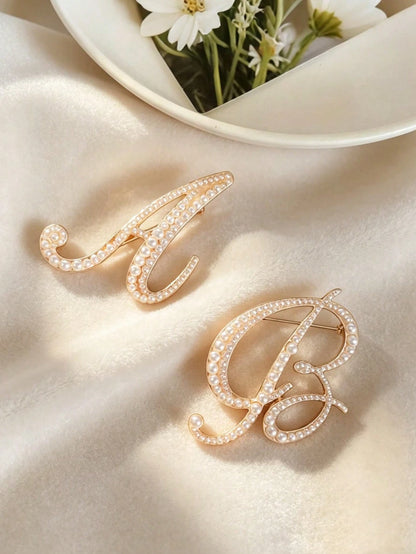 1pc Minimalist Elegant Pearl Letter Brooch, Suitable For Accessorizing Sweaters, Coats, Suits In Autumn/Winter, Can Decorate Shirt Collars, Bags, Scarves, Hats, Hair Accessories, Suitable For Office
