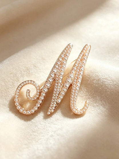 1pc Minimalist Elegant Pearl Letter Brooch, Suitable For Accessorizing Sweaters, Coats, Suits In Autumn/Winter, Can Decorate Shirt Collars, Bags, Scarves, Hats, Hair Accessories, Suitable For Office
