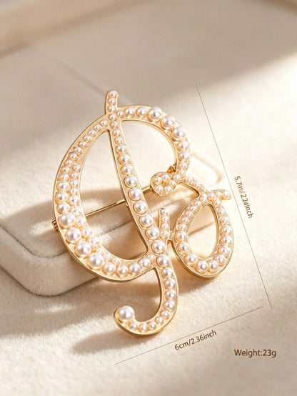 1pc Minimalist Elegant Pearl Letter Brooch, Suitable For Accessorizing Sweaters, Coats, Suits In Autumn/Winter, Can Decorate Shirt Collars, Bags, Scarves, Hats, Hair Accessories, Suitable For Office