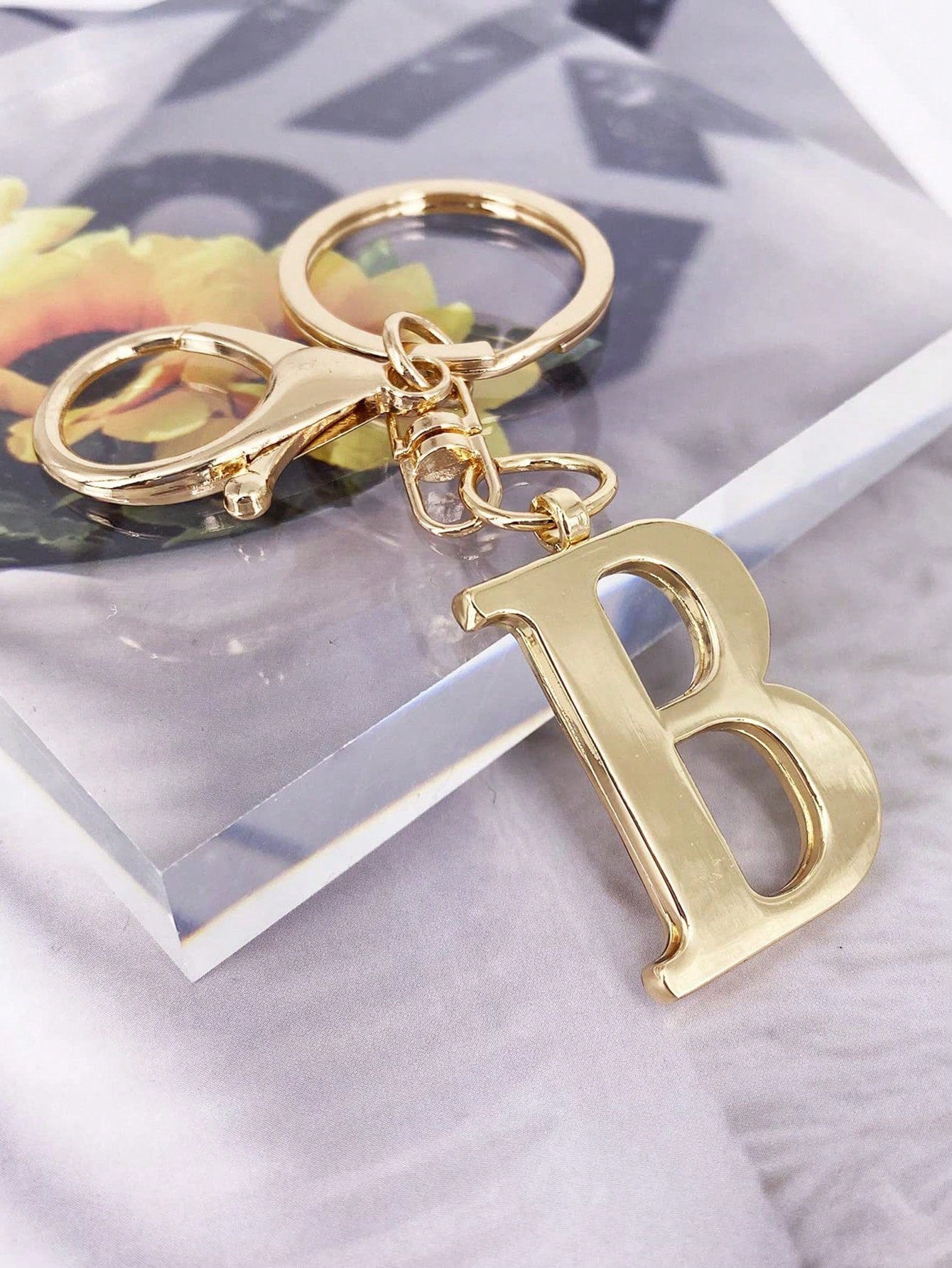 1pc Premium Elegant Gold Letter Keychain, A-Z Alphabet 3D Pendant, Fashionable Alloy Keyring, Bag/Backpack Charm, Car Key Chain, Perfect Accessory For Women, Great Gift For Couples, Friends, Family, C