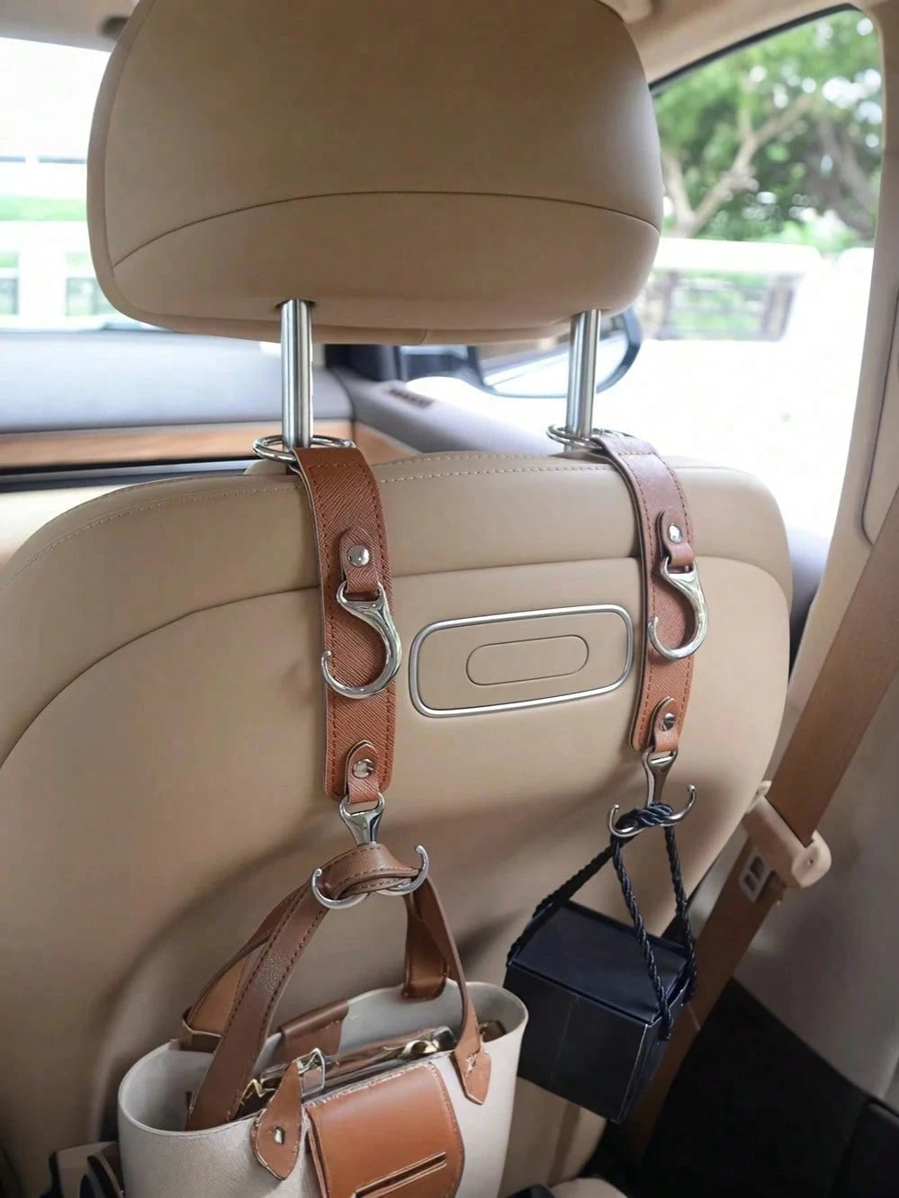 1Pc PU Leather & Metal Car Seat Back Hook- Practicality With Heavy-Duty Load-Bearing Materials, Saves Space With A Hidden Design. It Can Hang Bags, Clothes, Umbrellas, And More, And Is Compatible With