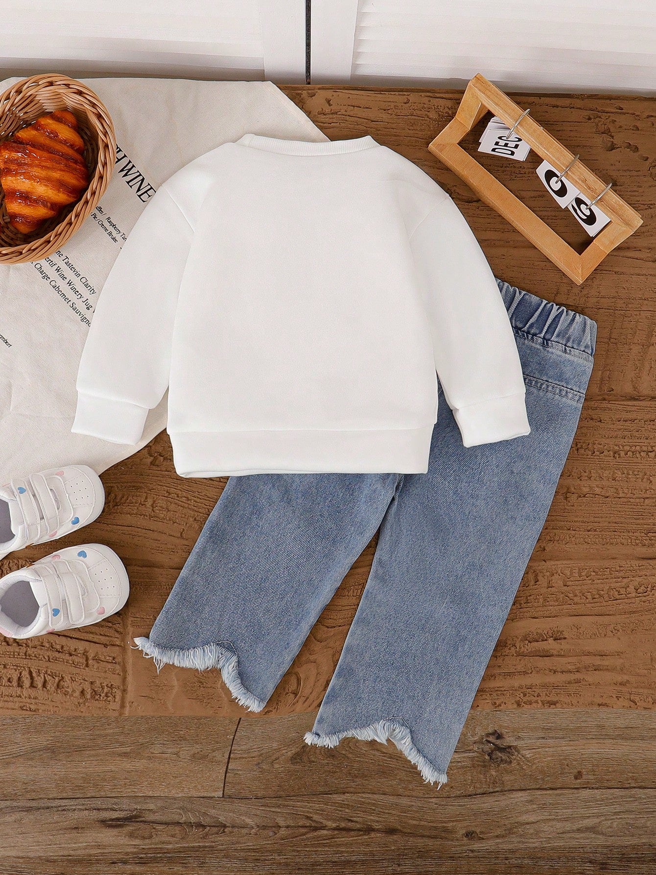 2pcs Baby Girls' Autumn Winter White Japanese Sweatshirt Fabric Round Neck English Print Jeans Pants V-Shape Leg Niche Fashion Simple Cute Casual Set