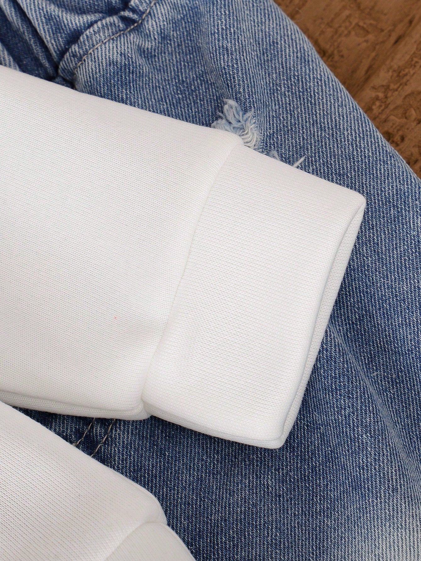 2pcs Baby Girls' Autumn Winter White Japanese Sweatshirt Fabric Round Neck English Print Jeans Pants V-Shape Leg Niche Fashion Simple Cute Casual Set