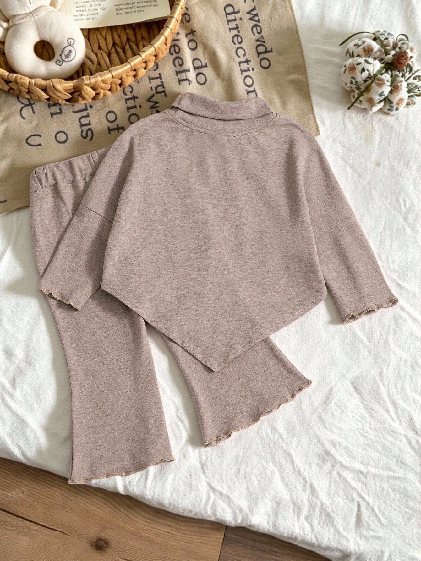 2pcs Baby Girls' Bow Decor Knitted Set Light Apricot Turtleneck Top Matching Flare Pants Cute Autumn