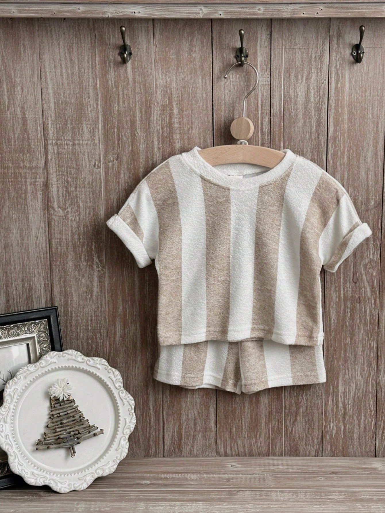 2pcs/Set Baby Boy Casual Brown Striped Knit Short Sleeve T-Shirt + Shorts, Summer