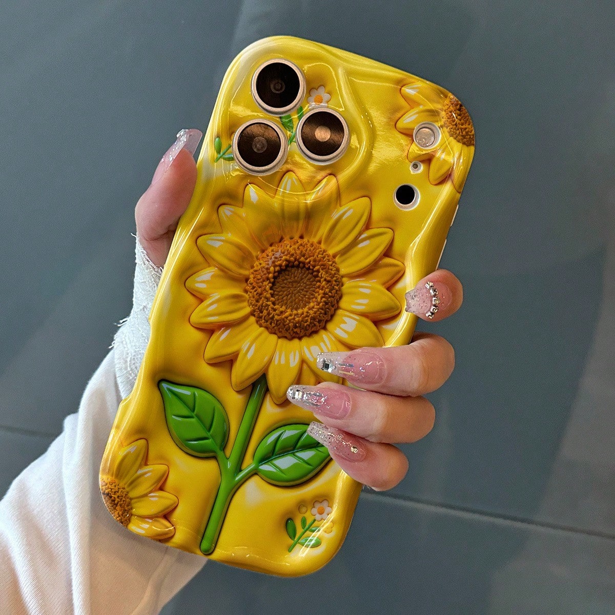 3D-Like Effect 1PC Cute Yellow Sunflower And Green Leaf Pattern Phone Case, Curly Wave Edge Phone Case, Thick Shockproof Phone Case, Cream Style Phone Case Suitable For And 11 12 13 14 15 16 17 Pro Ma