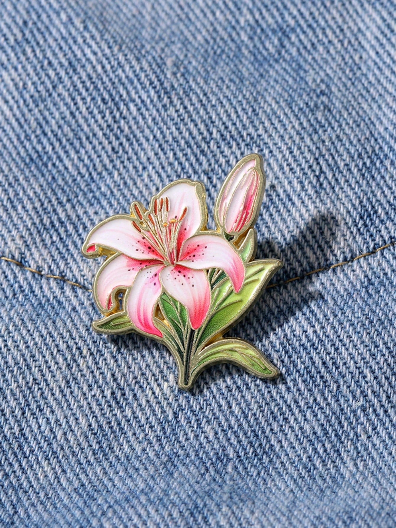 Art Lily Enamel Pin Fashion Flowers Decorative Brooches Ornaments Lapel Bag Badges Jewelry Gifts 2025 New Style Backpack For School Office Accessories Shirts Jacket Christmas Halloween Clothes Pin Fun