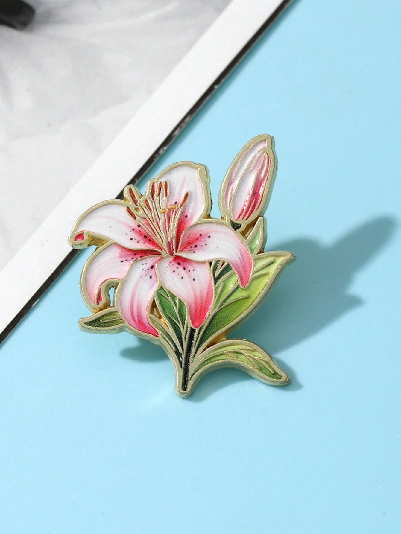 Art Lily Enamel Pin Fashion Flowers Decorative Brooches Ornaments Lapel Bag Badges Jewelry Gifts 2025 New Style Backpack For School Office Accessories Shirts Jacket Christmas Halloween Clothes Pin Fun