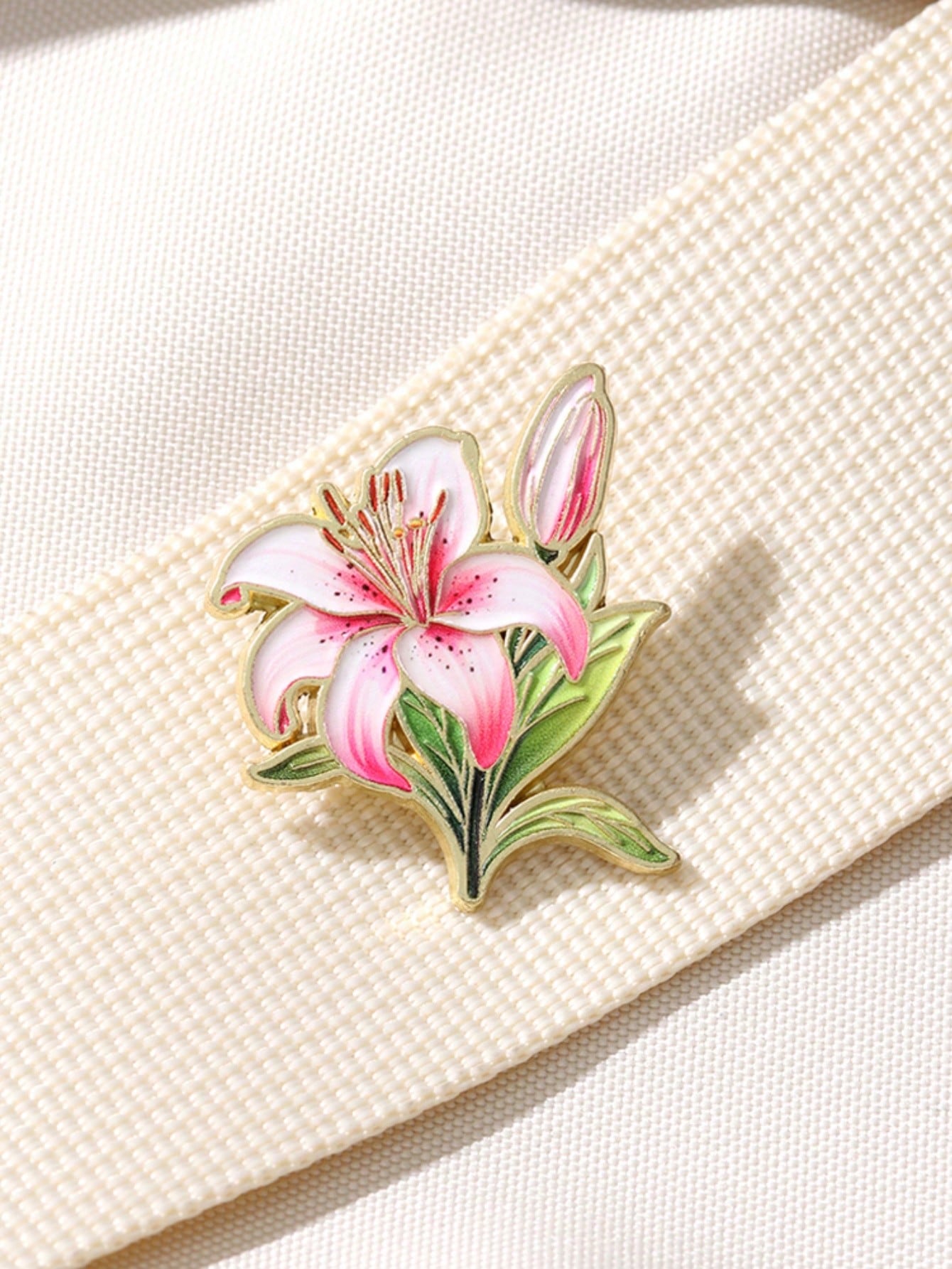 Art Lily Enamel Pin Fashion Flowers Decorative Brooches Ornaments Lapel Bag Badges Jewelry Gifts 2025 New Style Backpack For School Office Accessories Shirts Jacket Christmas Halloween Clothes Pin Fun
