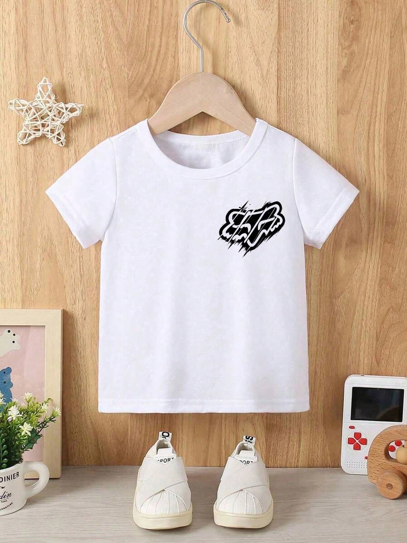 Baby Short Sleeve T-Shirt With FOX Graffiti Text Print, Unisex Design, Simple Round Neck, Soft And Casual, All-Match For Daily Wear, Outings, Parties And Photos.