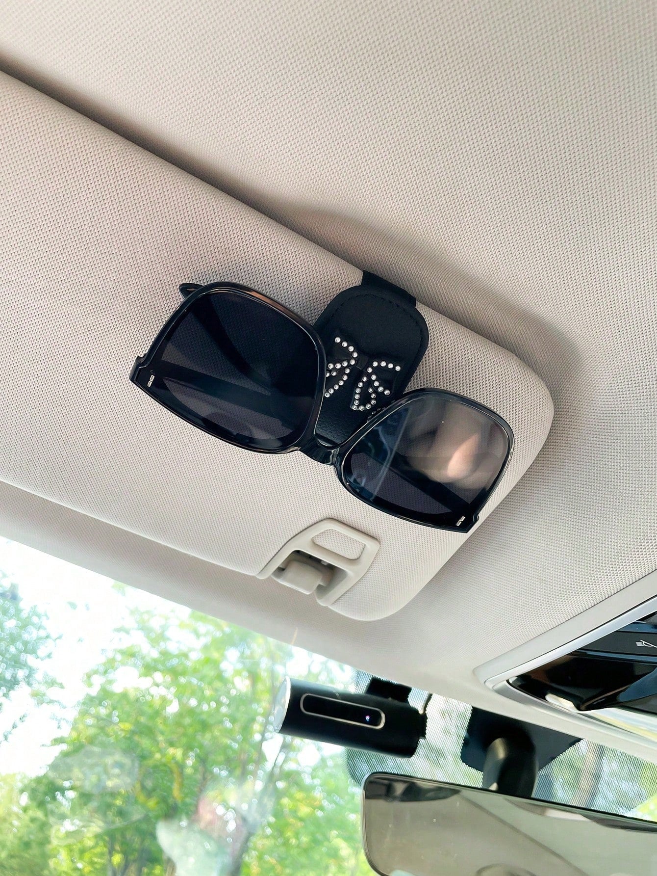Bowknot Style Car Glasses Clip Glasses Visor Clip, Multi-Functional Eyeglasses Holder Clip (No Glasses Included)
