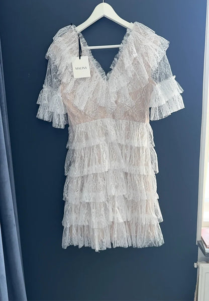 By Malina Sky V- Frill Mini Lace-klänning NWT