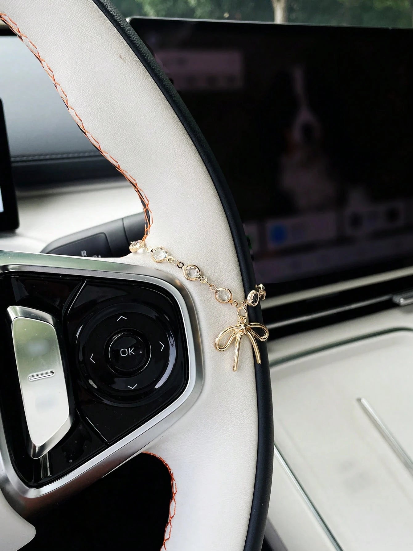 Creative Alloy Butterfly Car Decorative Pendant, Car Hanging Ornament, Car Steering Wheel Pendant, Car Interior Accessory, Meaningful Holiday Gift.