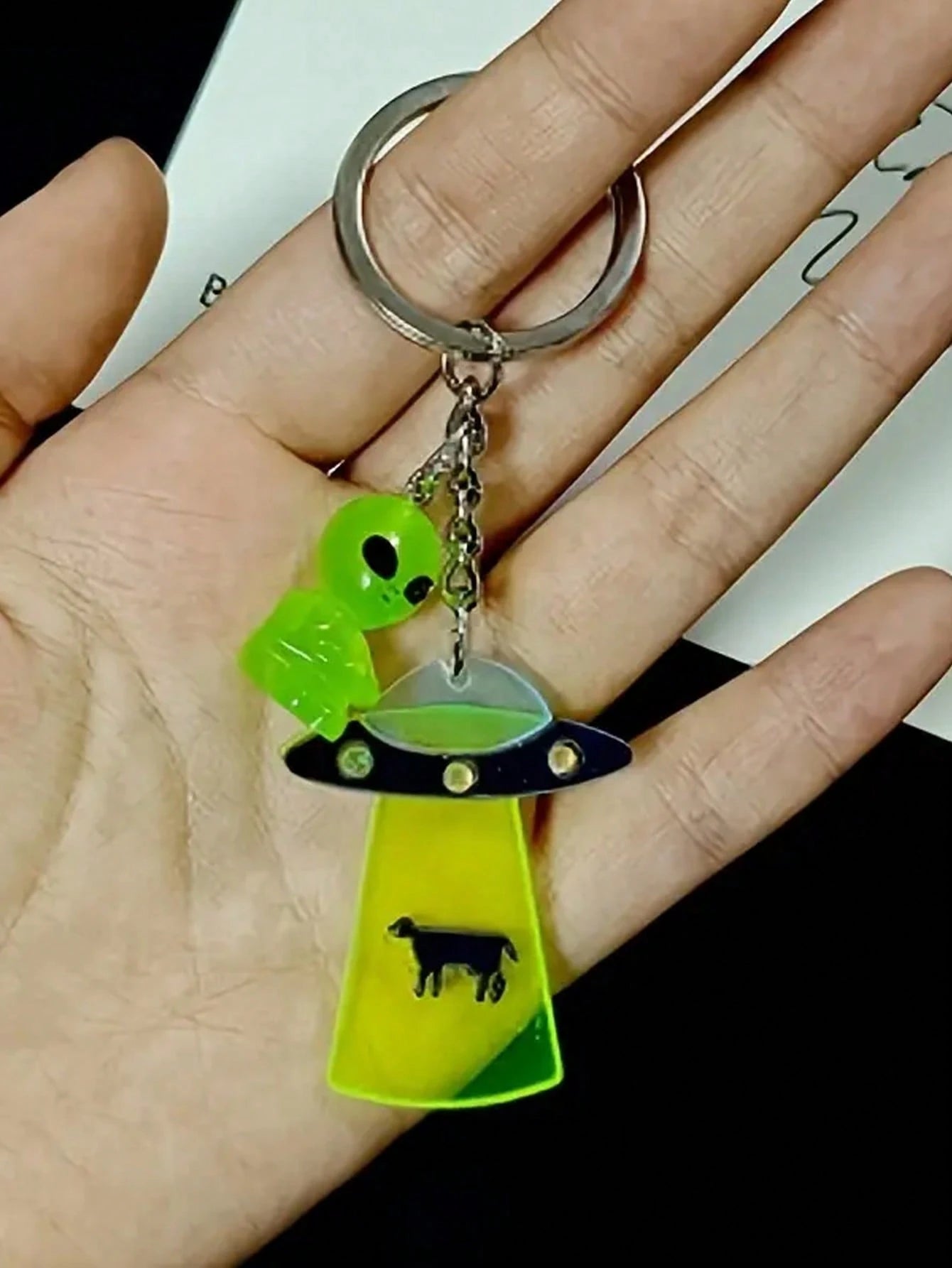 Cute Glowing Alien UFO Keychain, Phone Lanyard, Gift For Friends, Cartoon Alien Pendant For Bags, Earphone Case, Pendant Accessory (Card Not Included)