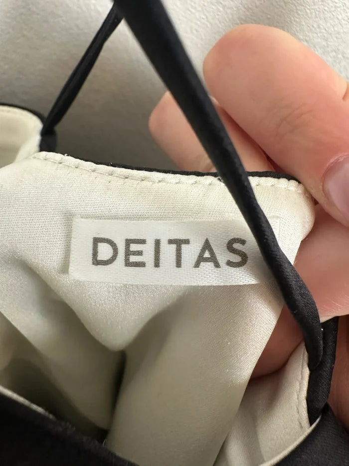 Deitas-sidenklänning