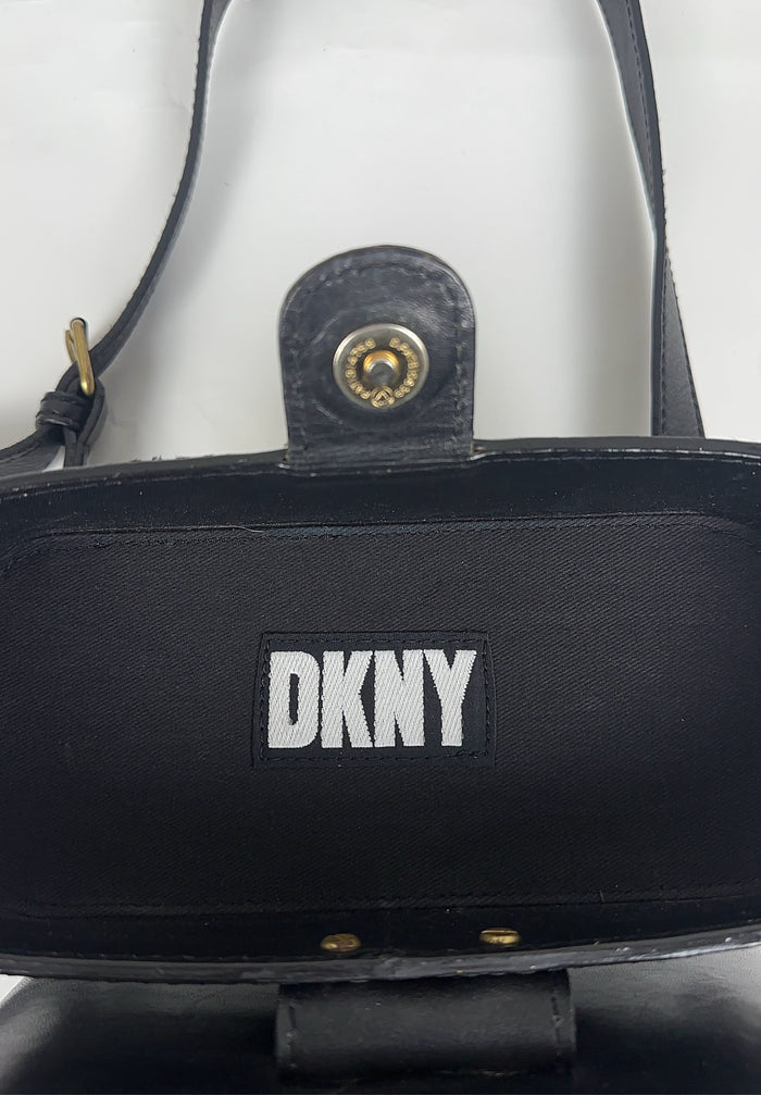 DKNY-skinnaxelremsväska