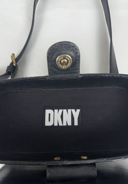 DKNY-skinnaxelremsväska