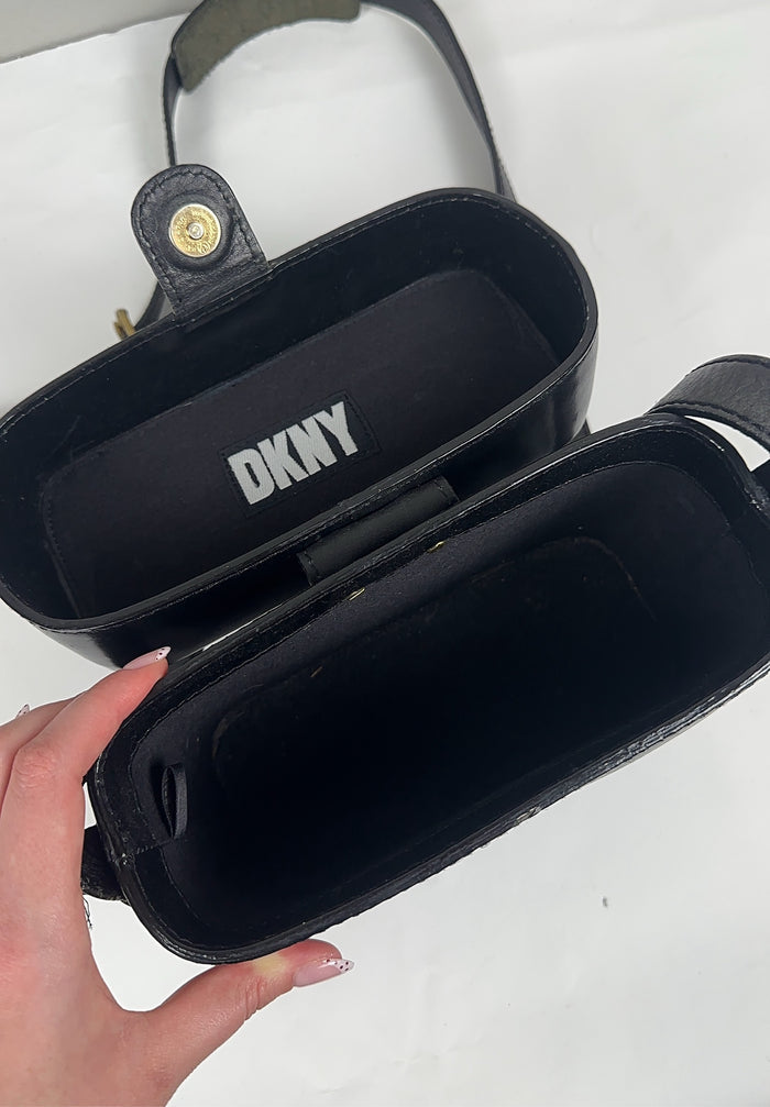 DKNY-skinnaxelremsväska