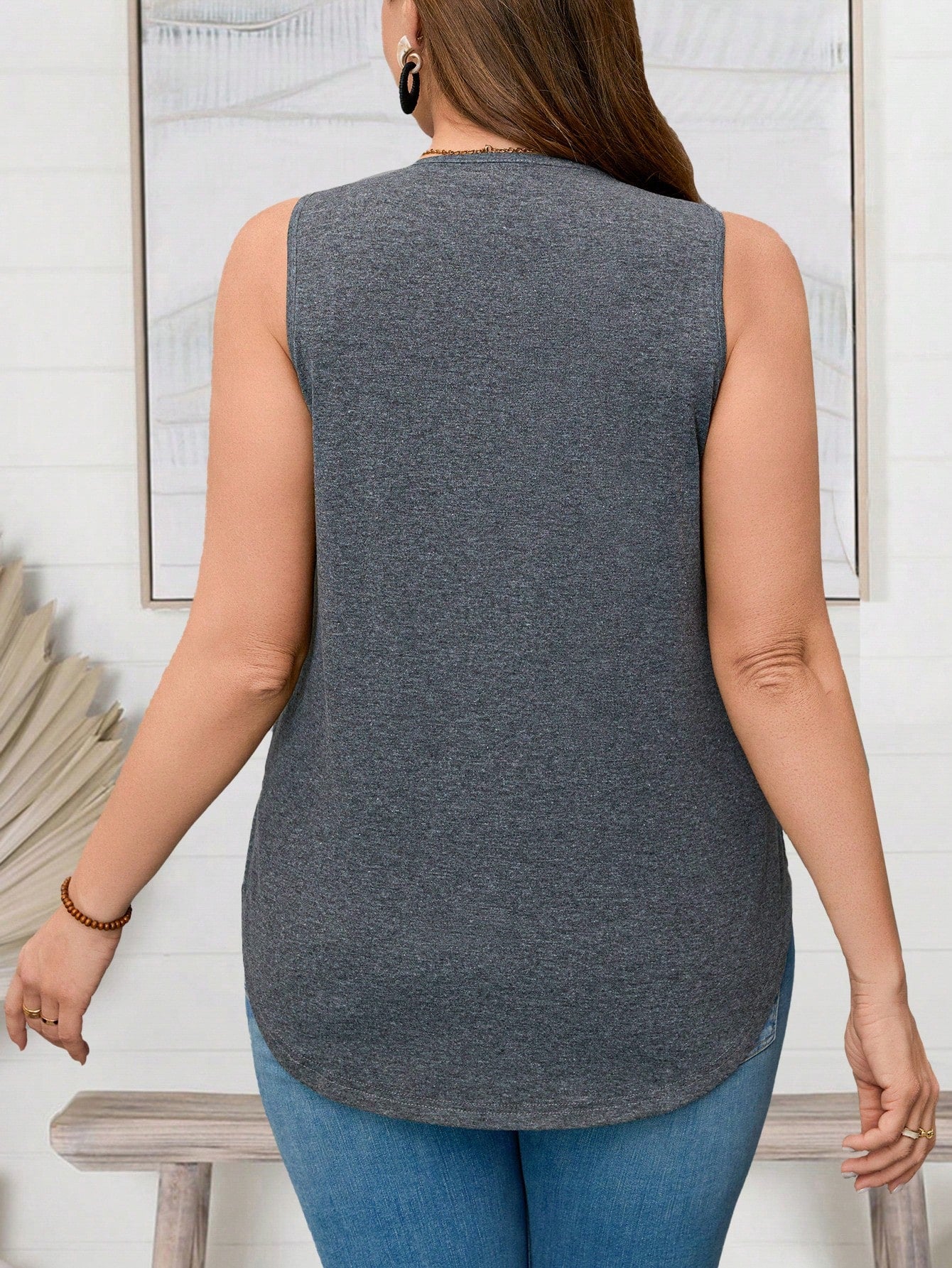 EMERY ROSE Plus Size Women's V-Neck Sleeveless Curved Hem Floral Patchwork Casual Top, Suitable For Spring And Summer Wear.
