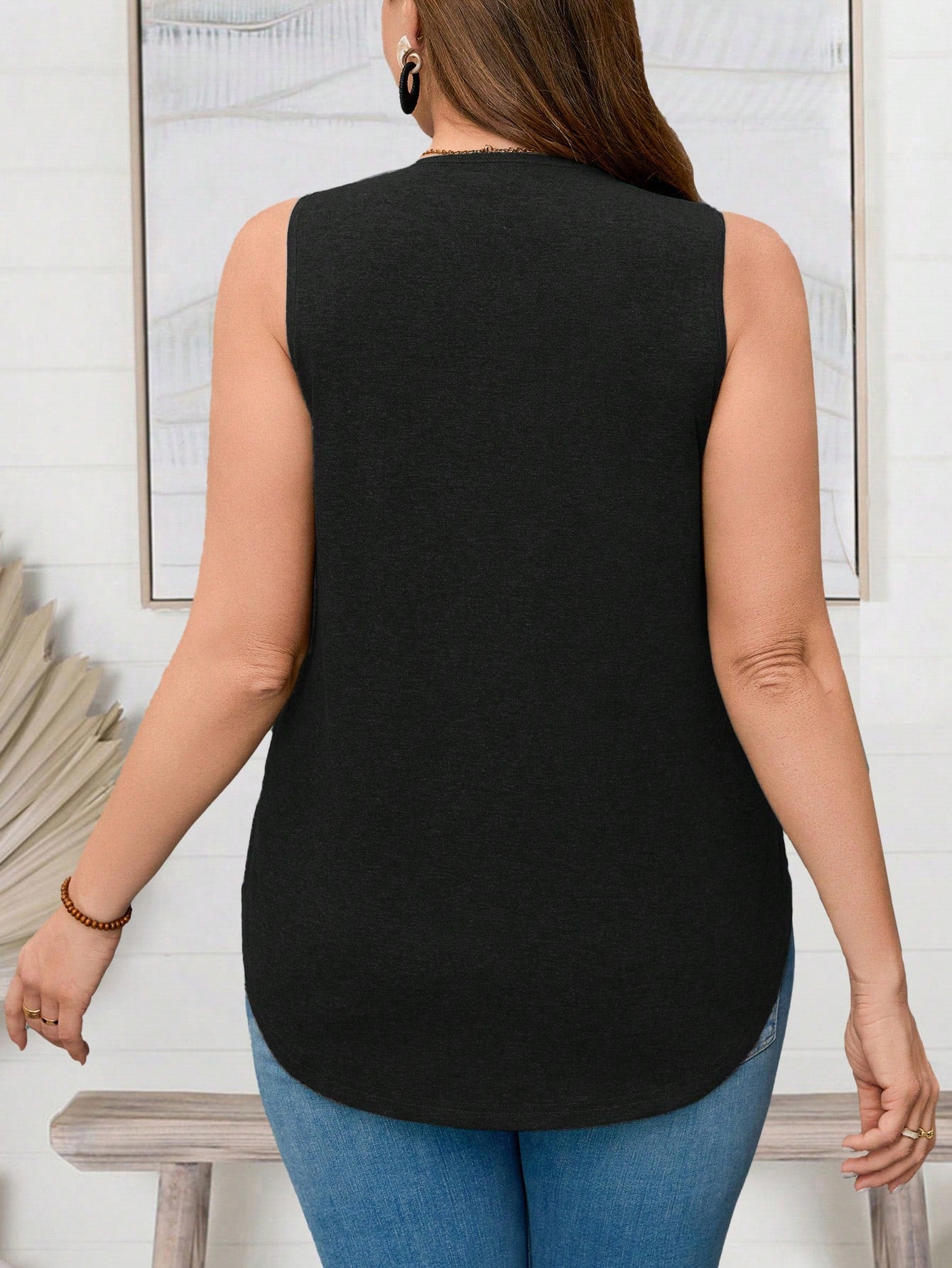 EMERY ROSE Plus Size Women's V-Neck Sleeveless Curved Hem Floral Patchwork Casual Top, Suitable For Spring And Summer Wear.
