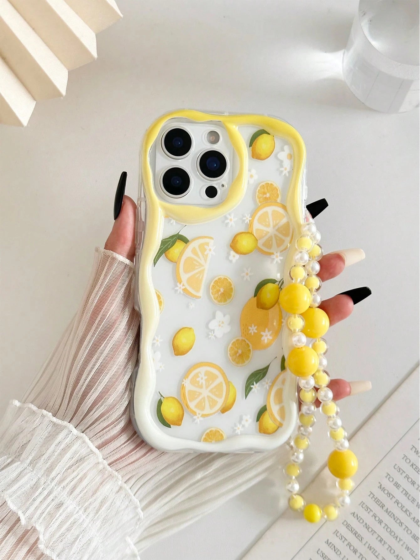 Faux Pearl 1pc Cream Wavy Lemon Painted Thick Shockproof Painted Phone Case With Beaded Bracelet Accessory, Compatible With IPhone 16/11/16pro/16plus/16promax/16e/15Promax/13/14/12/XS/XR/7G/8P, Galaxy