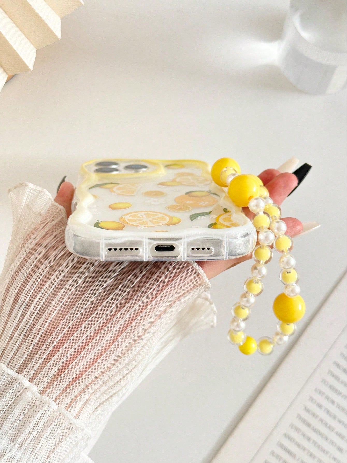 Faux Pearl 1pc Cream Wavy Lemon Painted Thick Shockproof Painted Phone Case With Beaded Bracelet Accessory, Compatible With IPhone 16/11/16pro/16plus/16promax/16e/15Promax/13/14/12/XS/XR/7G/8P, Galaxy