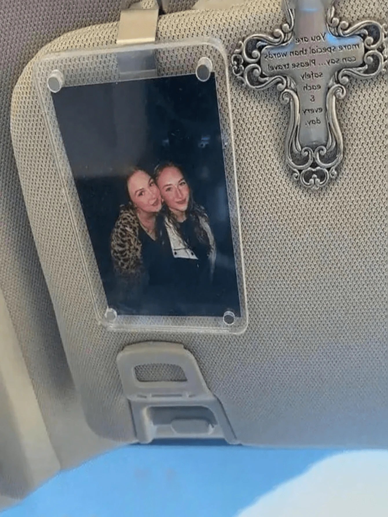 Magnetic Sun Visor Clip- Transparent Acrylic Photo Holder, Car Sun Visor Photo Frame Clip. Easy To Install Car Accessory, Personalized DIY Car Decoration Photo Frame, Couple Gift, Pet/Family Memorial