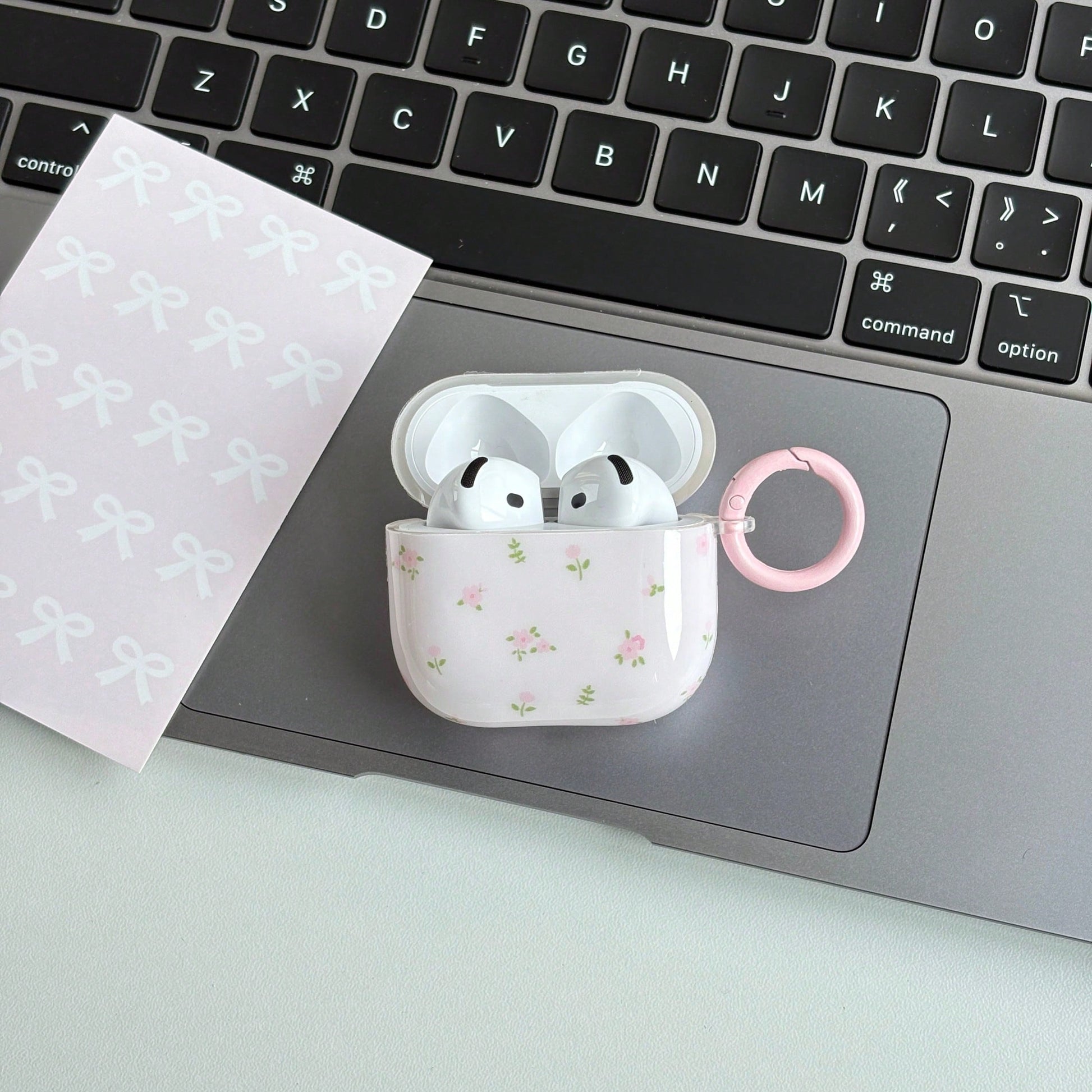 Minimalist White Pink Floral Flower Design Glossy Shockproof Protective Bluetooth Earphone Case Compatible With IPhone 1 2 3 4 Pro Spring Gift Birthday