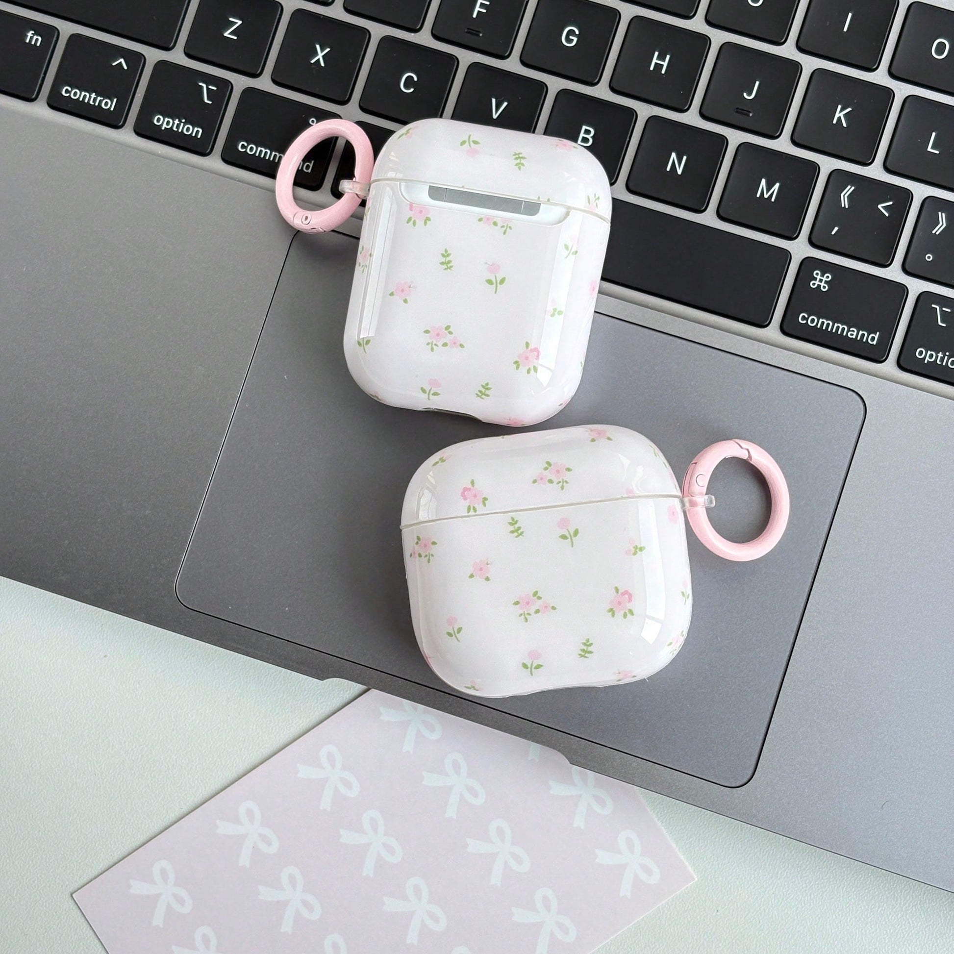 Minimalist White Pink Floral Flower Design Glossy Shockproof Protective Bluetooth Earphone Case Compatible With IPhone 1 2 3 4 Pro Spring Gift Birthday