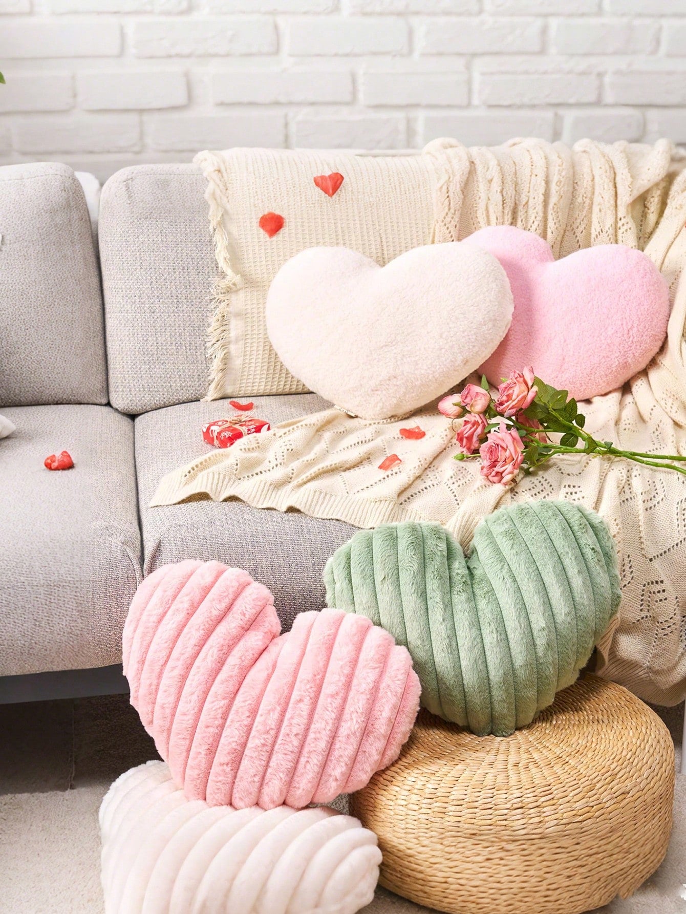 Mother's Day Heart-Shaped Decorative Throw Pillow: Soft And Fluffy Faux Fur, Ideal For Sofa, Chair And Bedding. Adds Charm To Bedroom Decor, A Perfect Gift For Mom. Also An Ideal Choice For Bedroom Pa