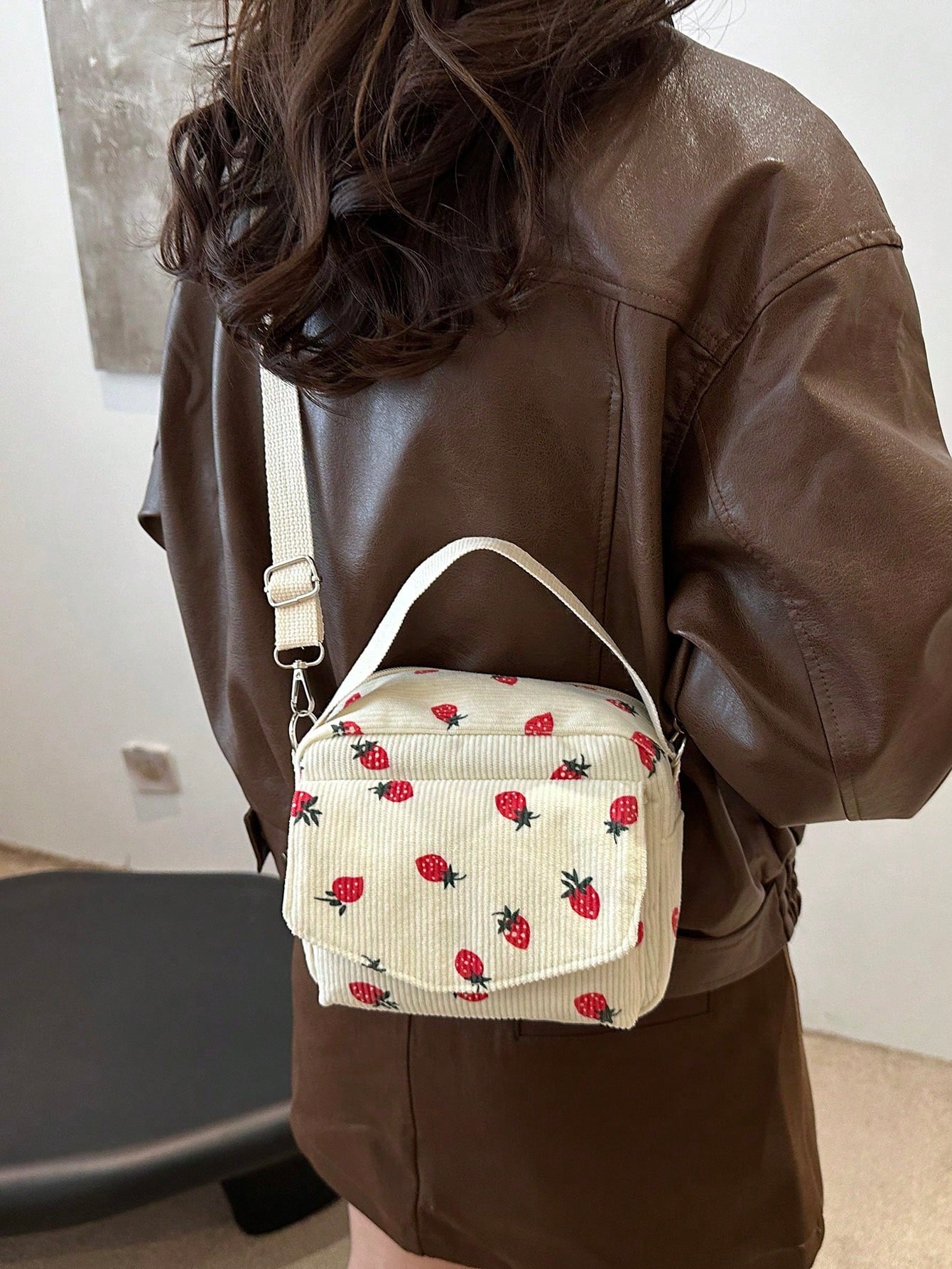 New Minimalist Fashion Strawberry Print Mini Handbag, Square Design, 3D Exterior Pocket, Zipper Closure, Adjustable Long Shoulder Strap, Lightweight & Compact, Crossbody Suitable For Women & Students