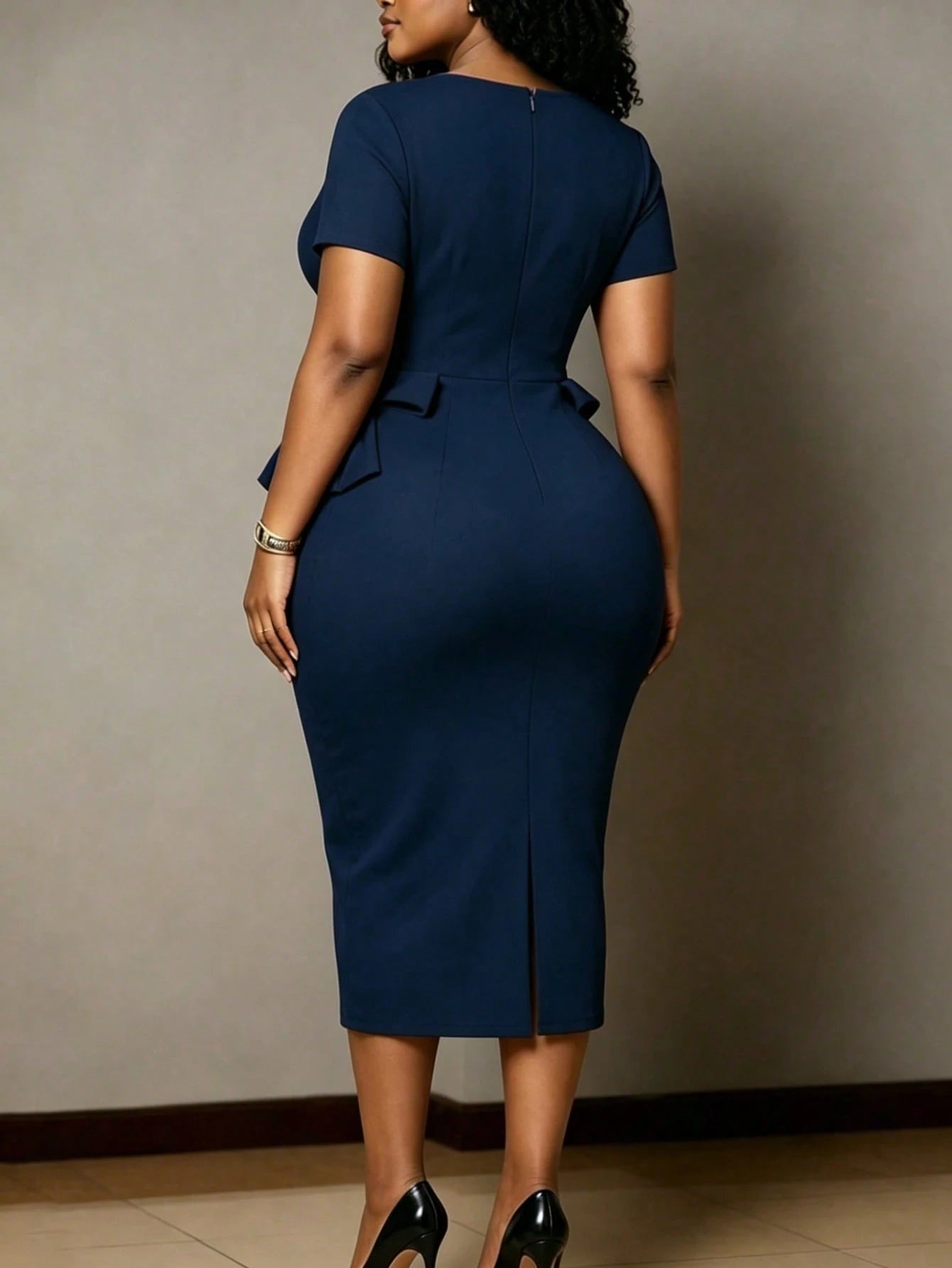 NOU Women's Mid-Length Dress With Modest Boat Neckline To Flatter Neck, Basic Short Sleeves, Simple And Easy To Match, Waist-Defining Bodycon Silhouette To Highlight S-Curve Figure, Large Bow Decorati