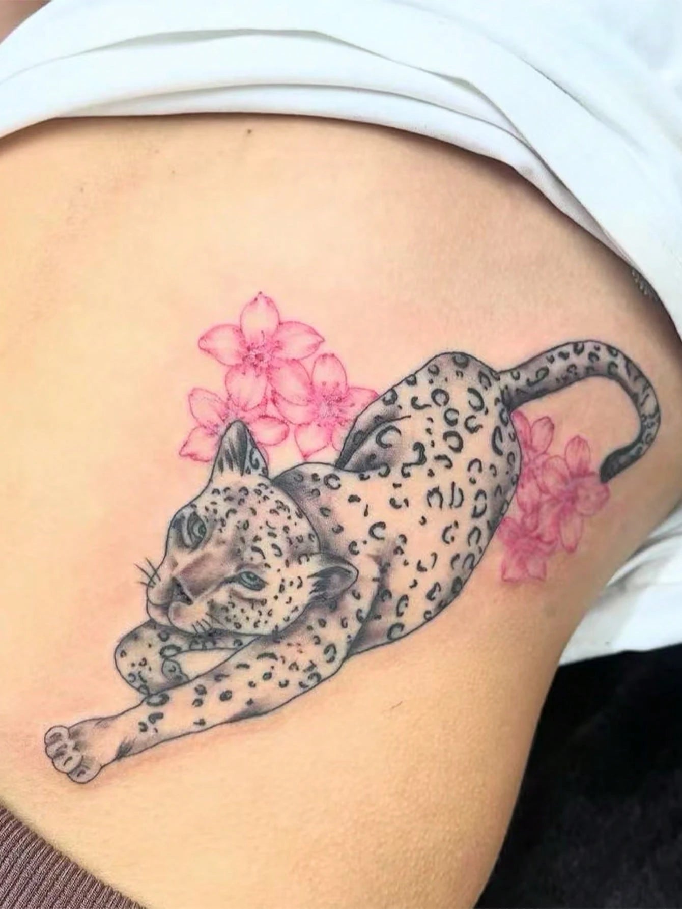 One Temporary Tattoo Sticker With A Y2K Style Cherry Blossom And Cheetah Design. Waterproof, Sweatproof, Washable, And Non-Reflective. Suitable For Arm And Shoulder Tattoos, Perfect For Individuals. L